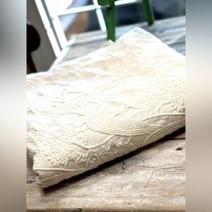 Columbine Cody Home Collection Matelassé Twin Bedspread Ivory Floral Design EUC